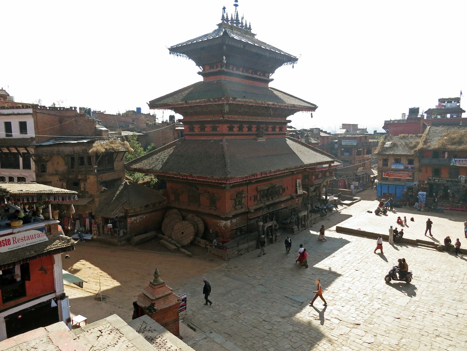 Une vue d'un temple népalais traditionnel sur la place de Bhaktapur