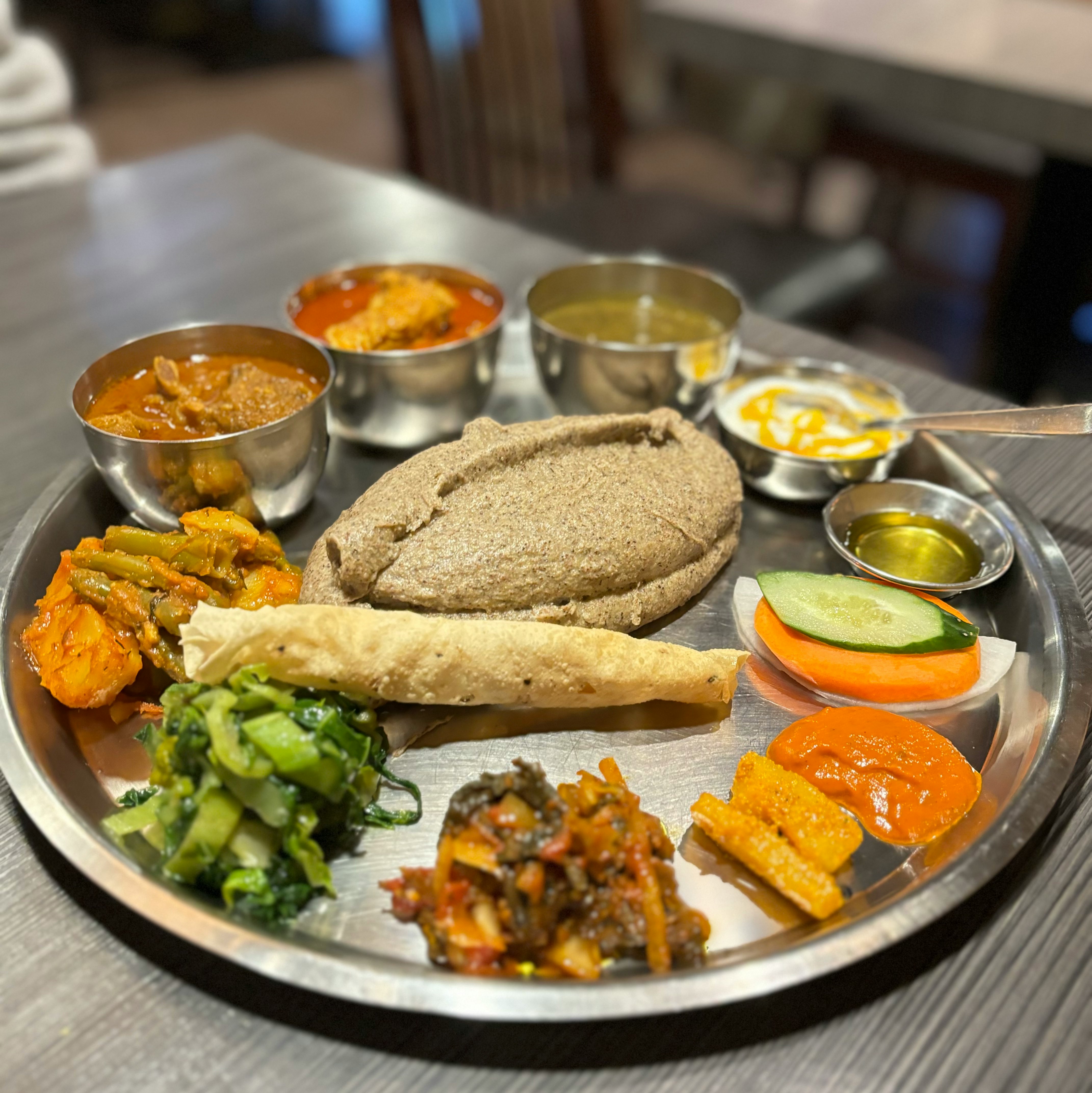 プレートに盛られた多彩なカレーと付け合わせのビュッフェ料理