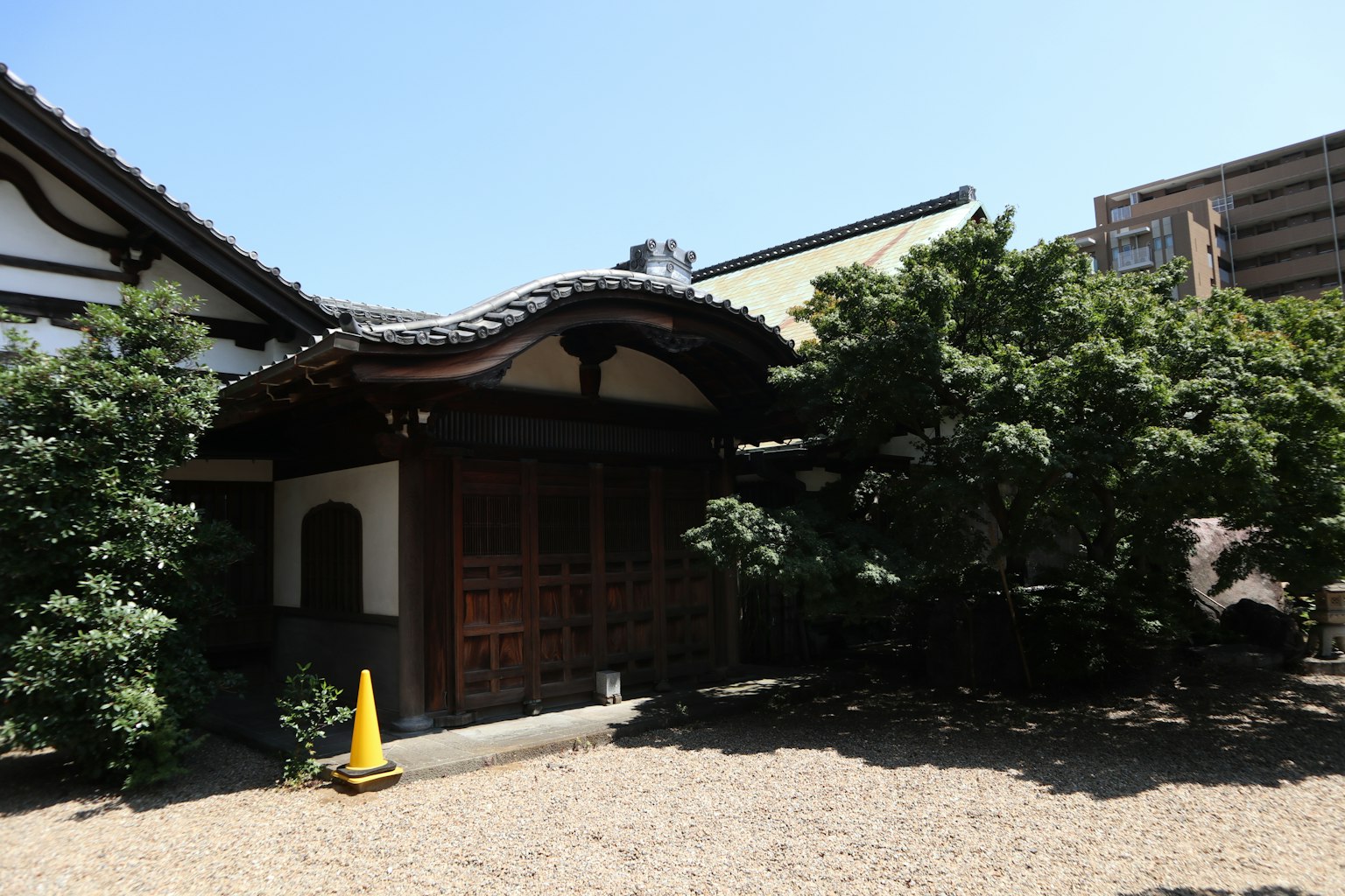 Traditionelle japanische Architektur mit Grün im Garten