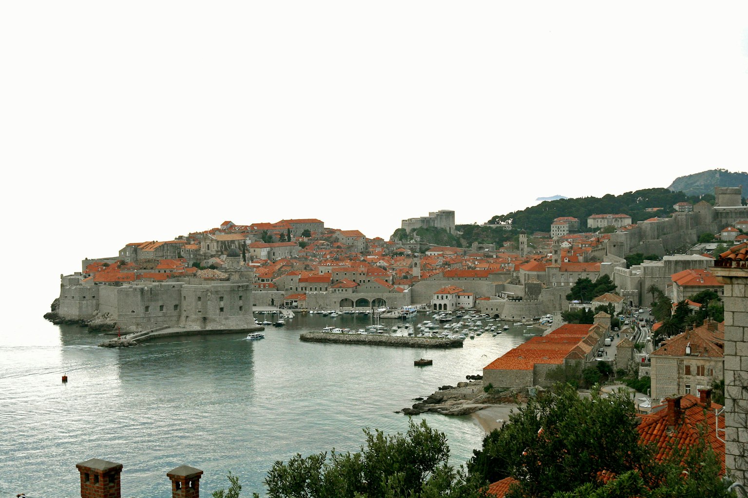 Vista escénica de Dubrovnik con techos naranjas y edificios históricos