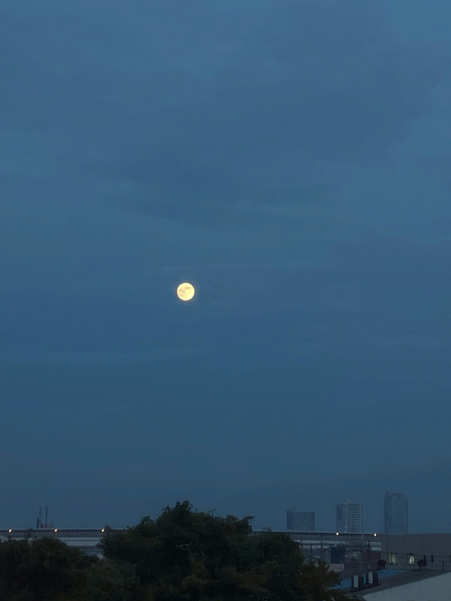 Bulan terang di langit biru saat senja
