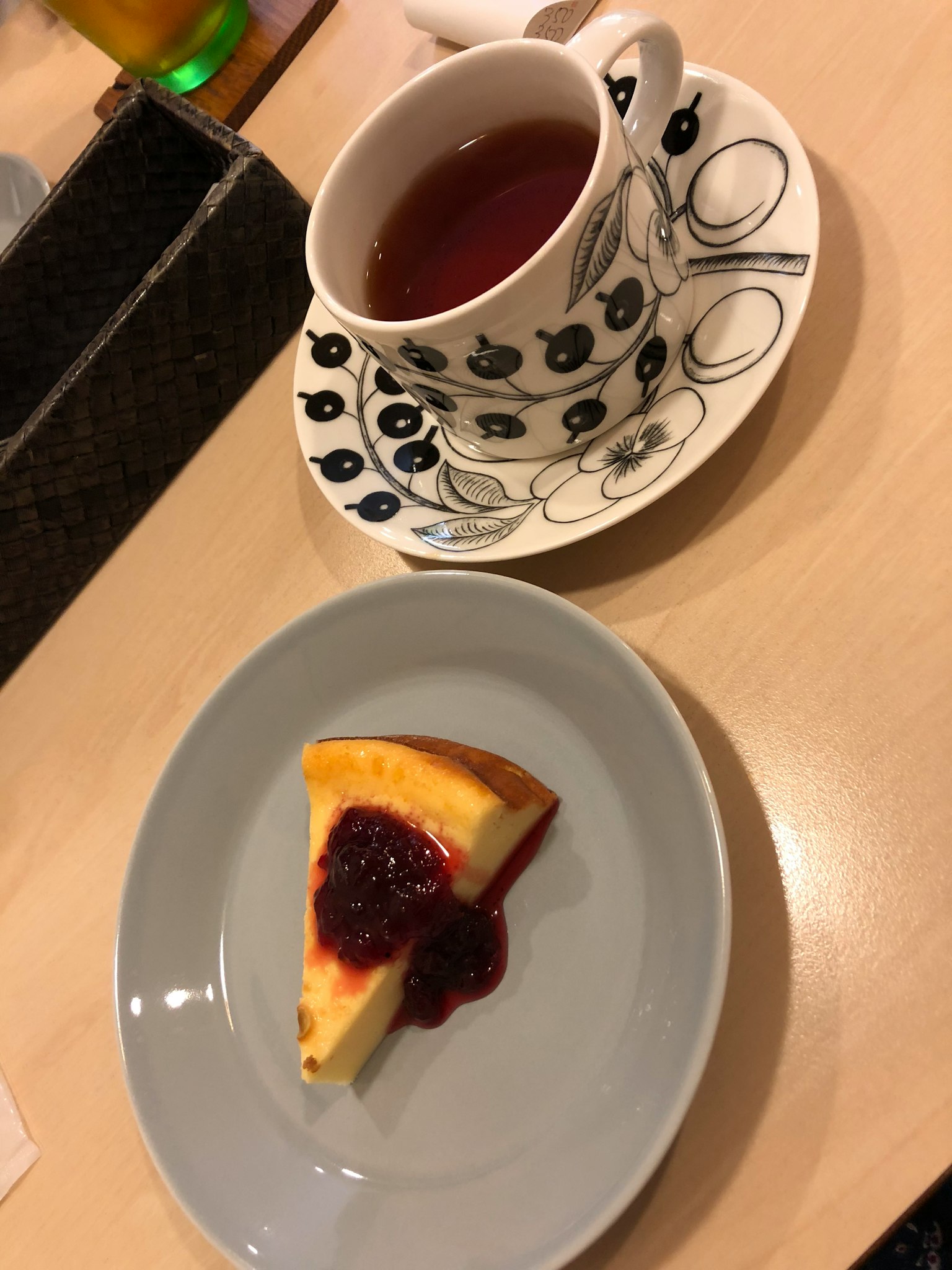一块放有果酱的奶酪蛋糕和一杯茶