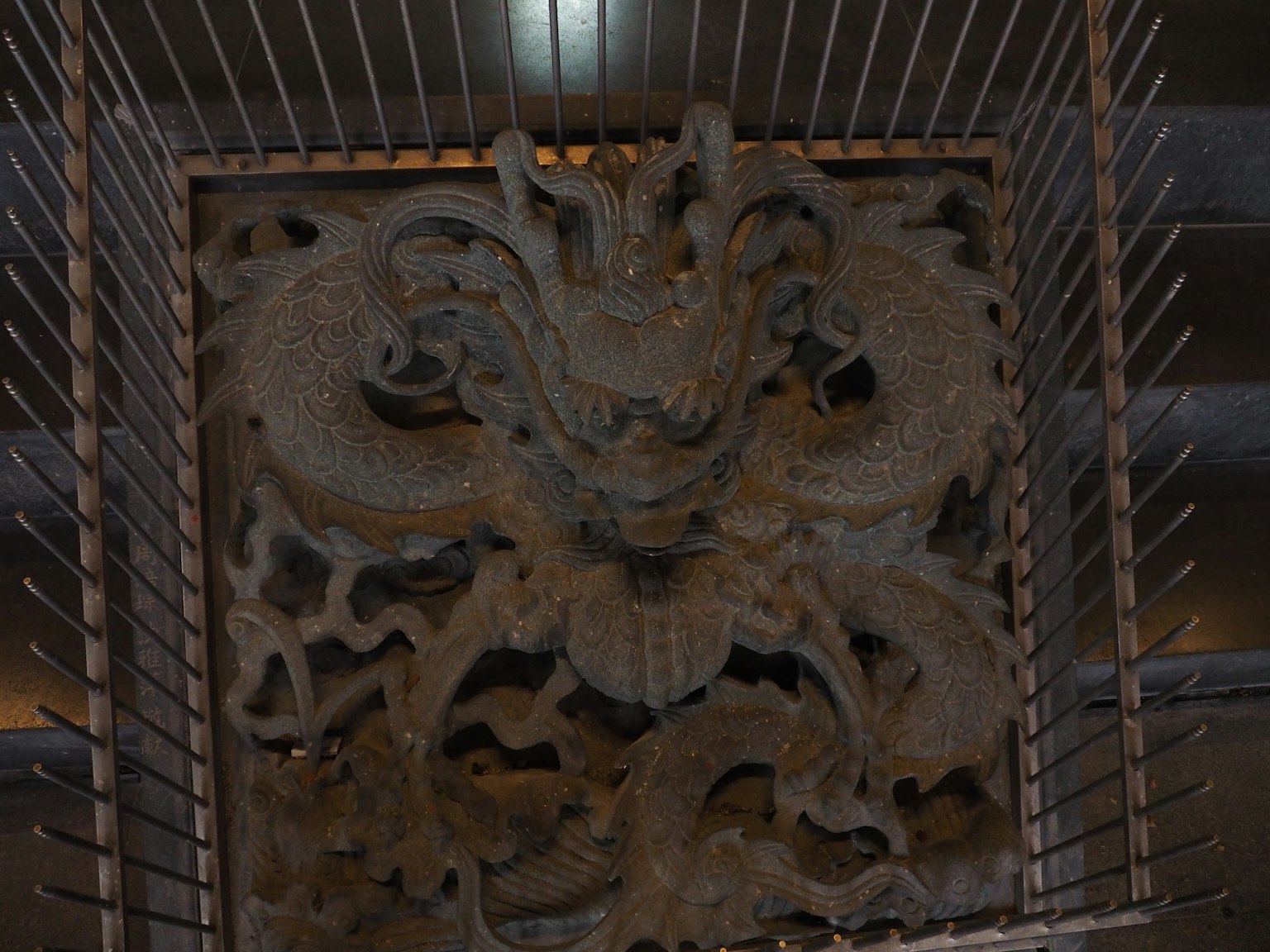 古代龍雕塑在金屬面板上