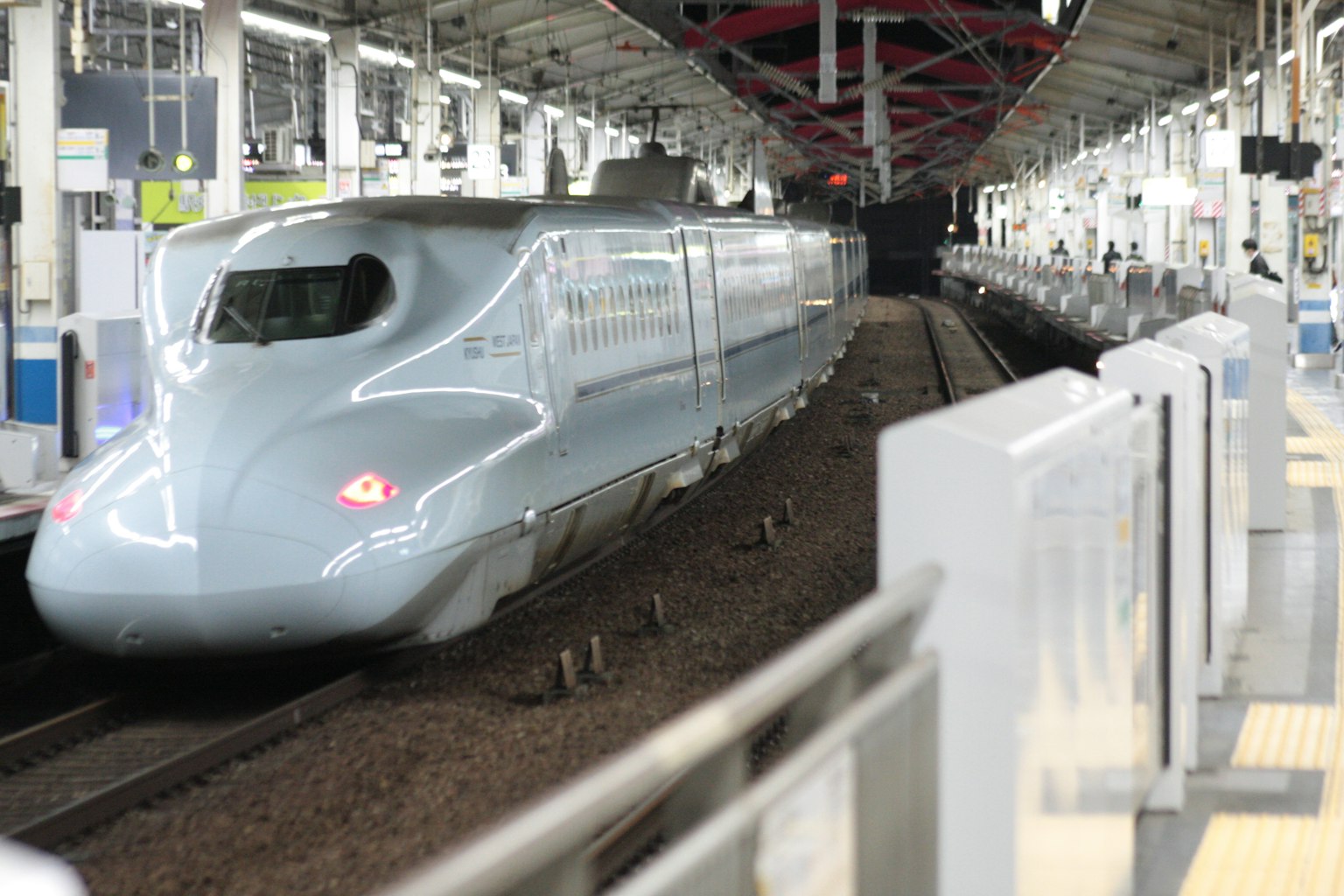 รถไฟชิงกันเซนมาถึงสถานีสมัยใหม่