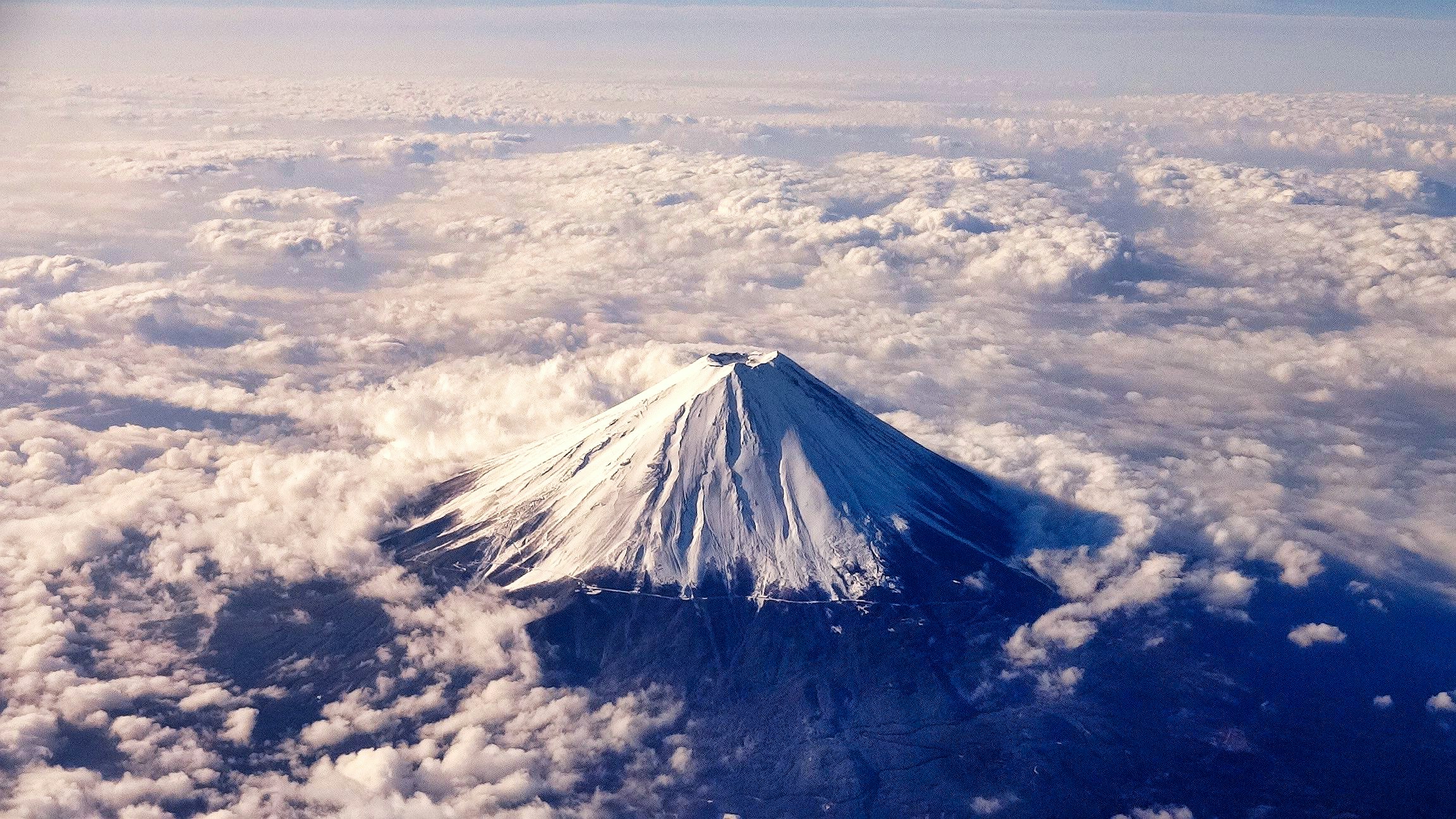 vetta di un vulcano sopra un mare di nuvole