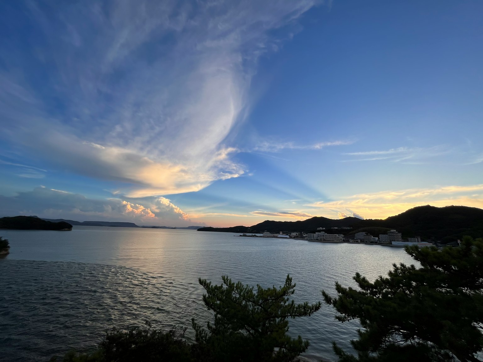 海的風景，藍天和雲朵