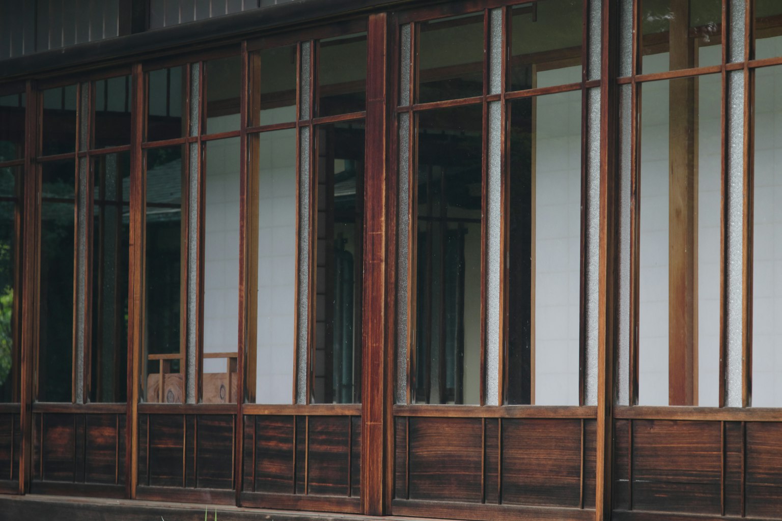 现代建筑外观，采用木框设计