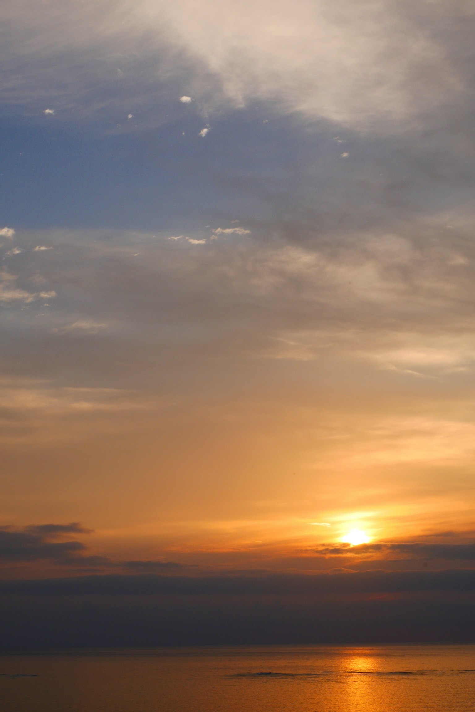 美麗的日落天空，色彩鮮豔，雲朵漂浮