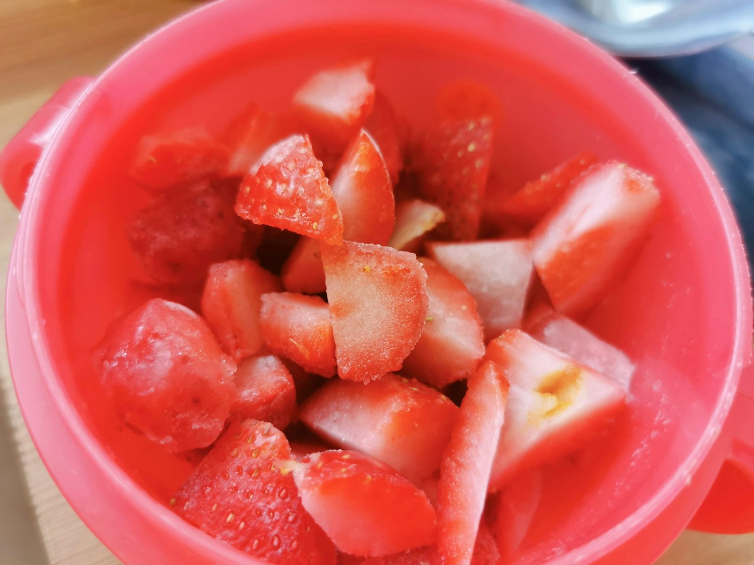 Fraises coupées dans un bol rouge