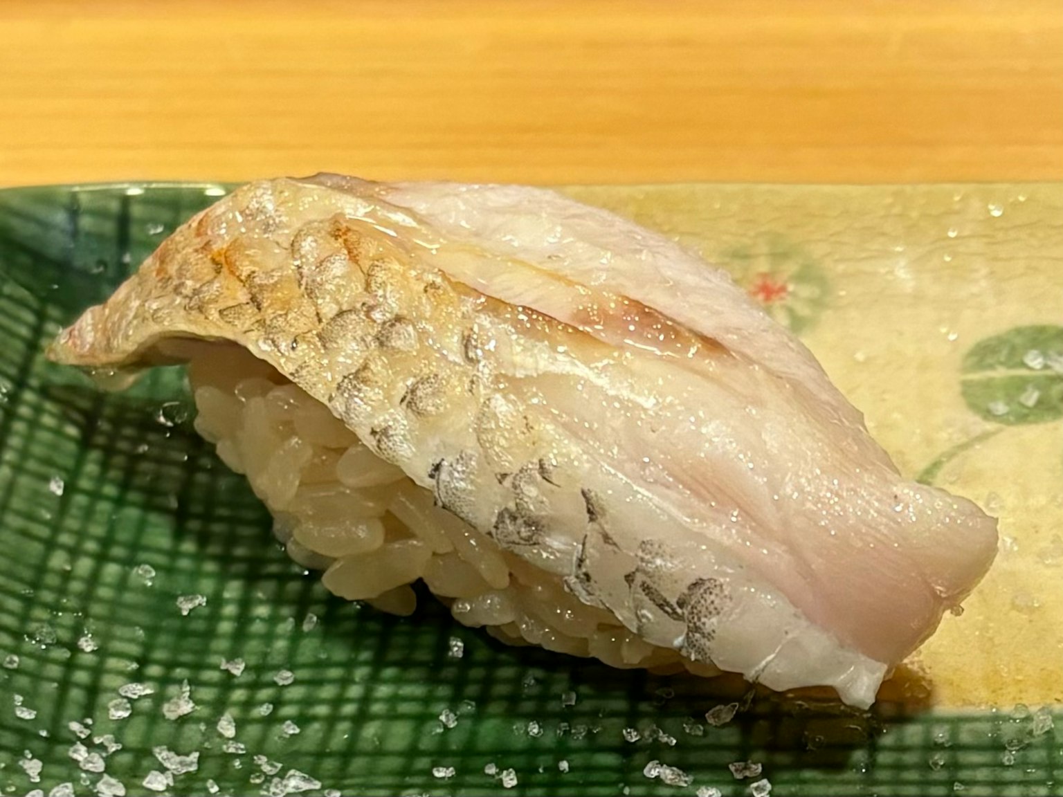 美味的寿司，鲜鱼放在醋饭上
