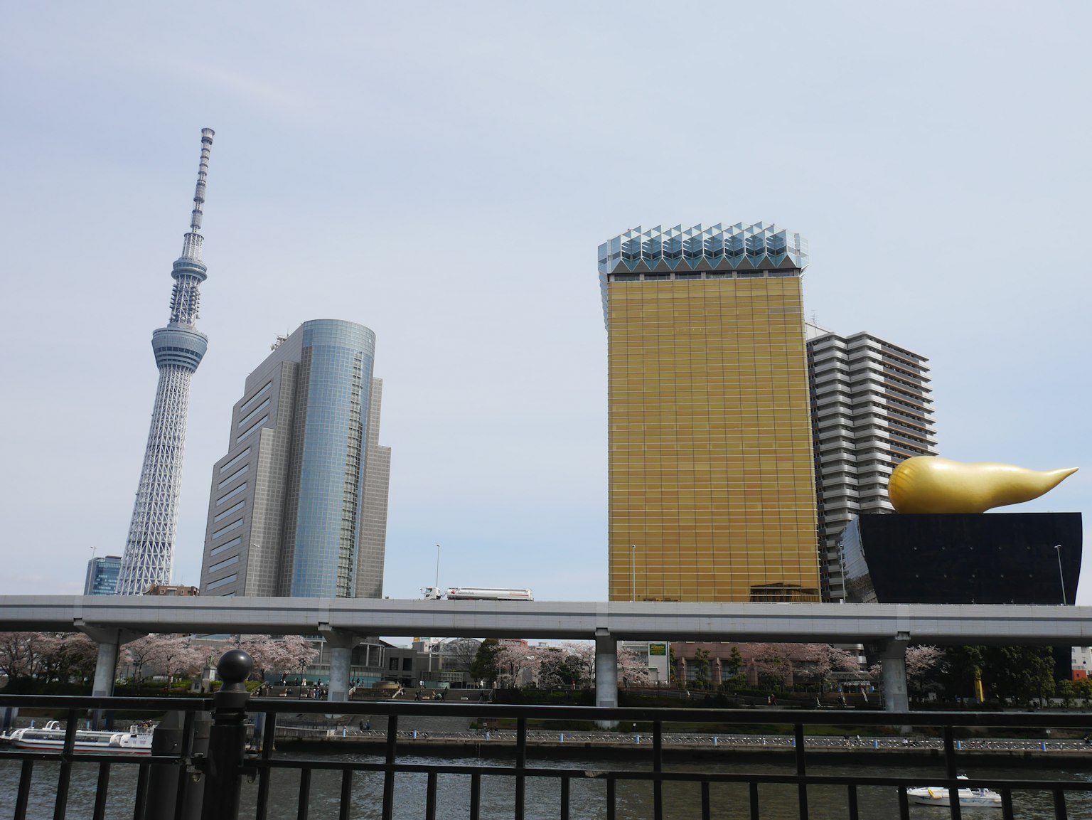 Vista de la Tokyo Skytree y un edificio dorado a lo largo del río Sumida