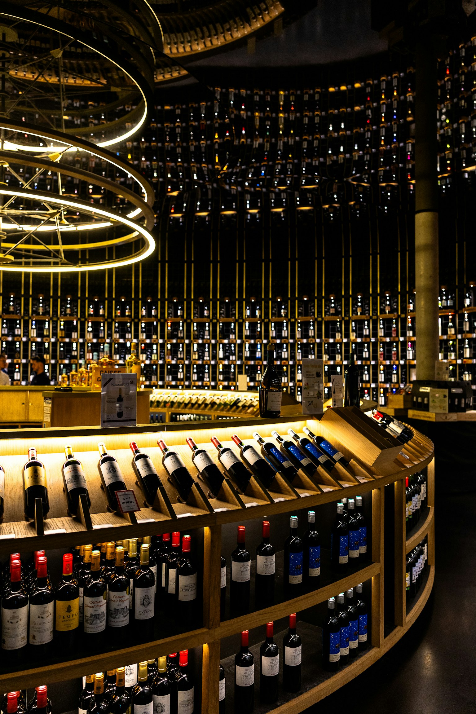 Interno elegante di una cantina con illuminazione stilosa e bottiglie di vino disposte con cura