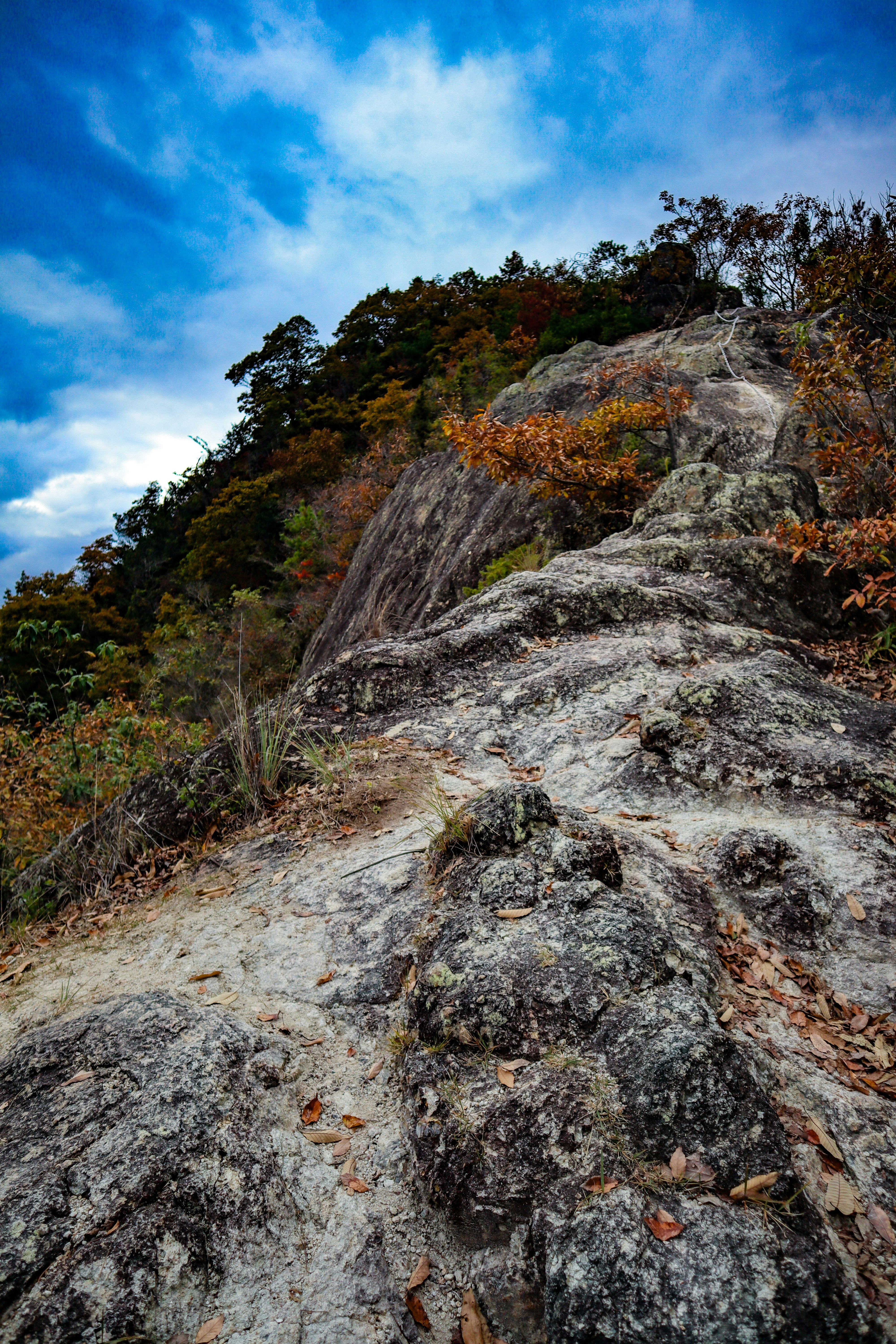 岩の道を歩く秋の山歩きの景色