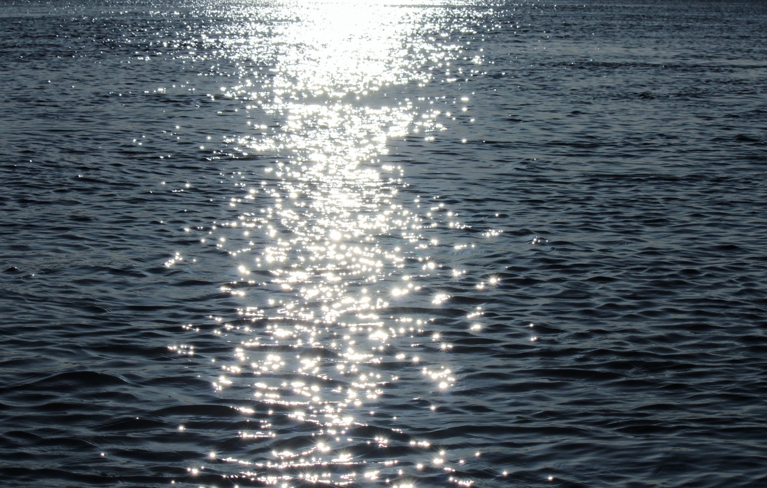 Bella vista di una superficie d'acqua che riflette la luce
