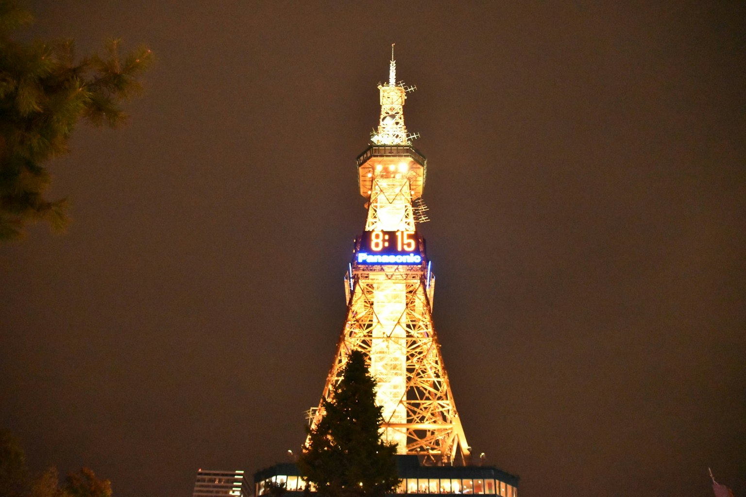 夜間照亮的東京塔