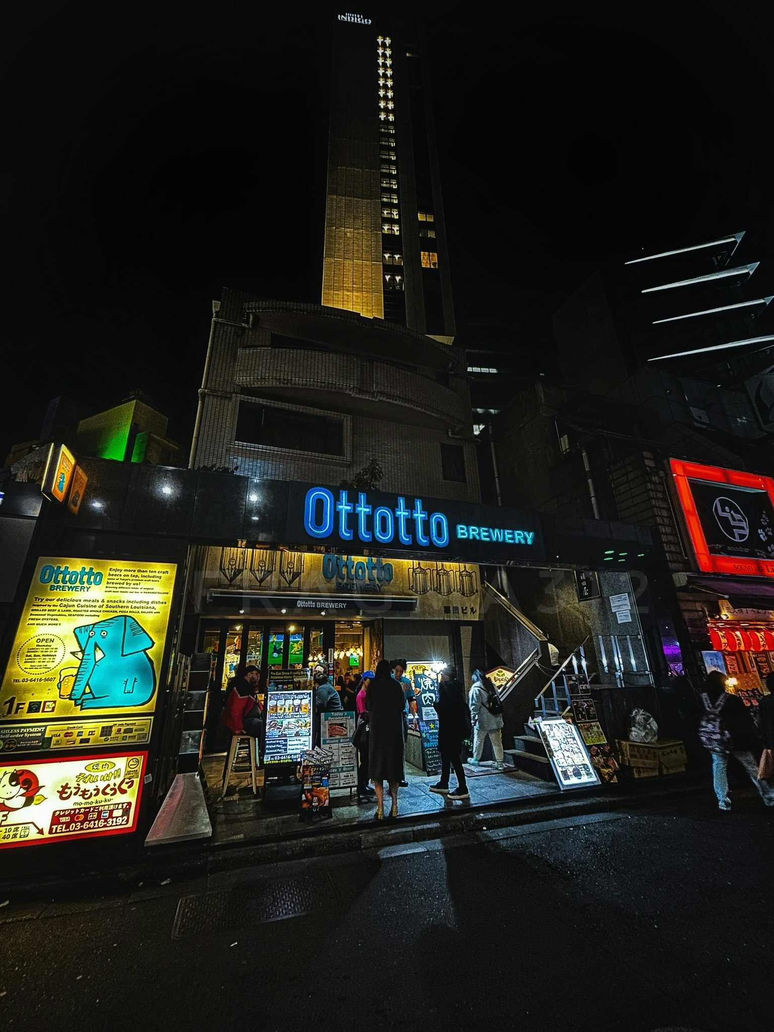 夜晚街角的「Ottotto BREWERY」霓虹招牌與店面