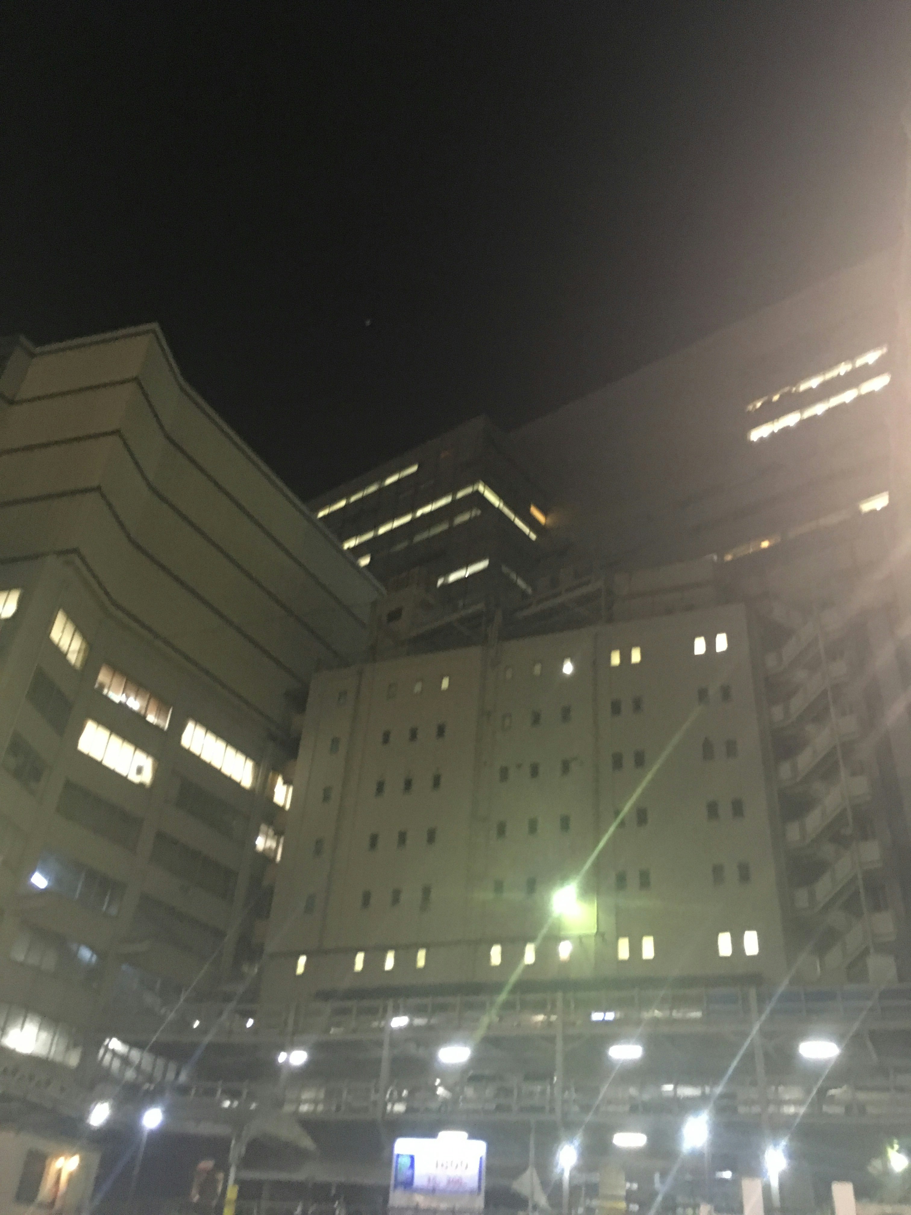 夜の高層ビルが並ぶ都市の街並み