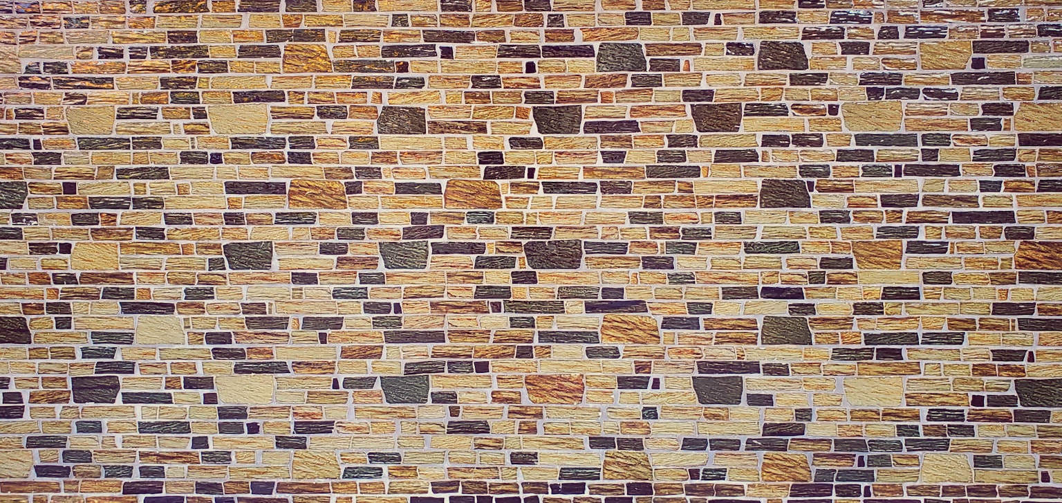 Texture d'un mur en briques de différentes couleurs