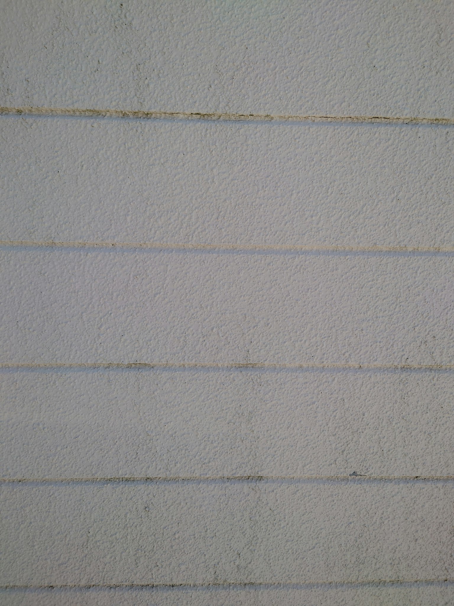 Mur texturé blanc avec des lignes parallèles