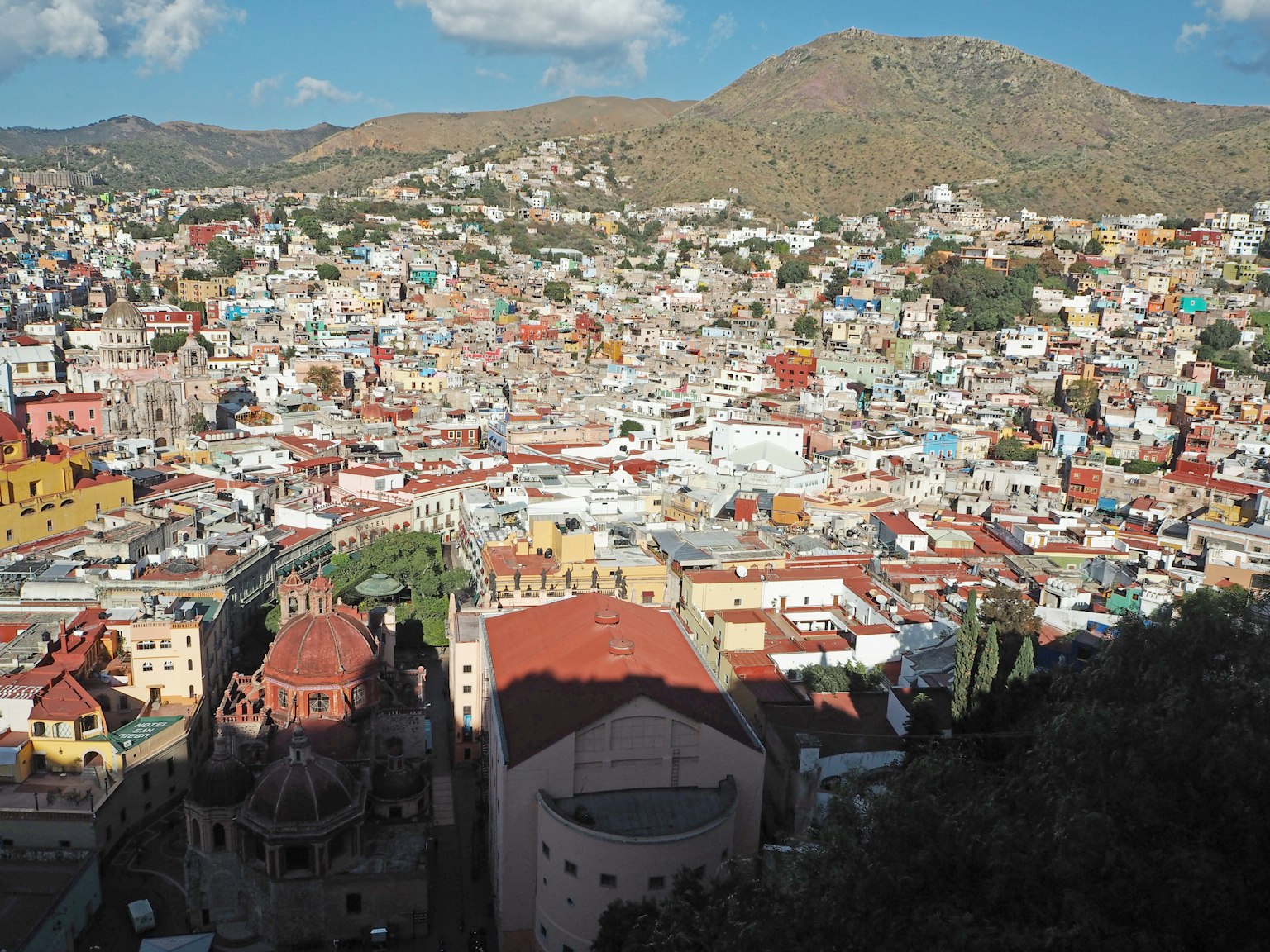Case colorate che si estendono sul paesaggio urbano di Guanajuato con montagne sullo sfondo