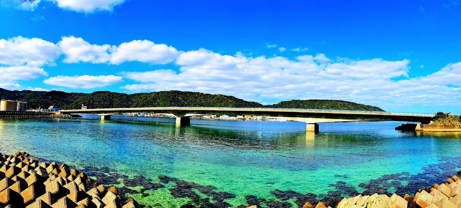 Vista panoramica di un ponte su acqua turchese chiara sotto un cielo blu