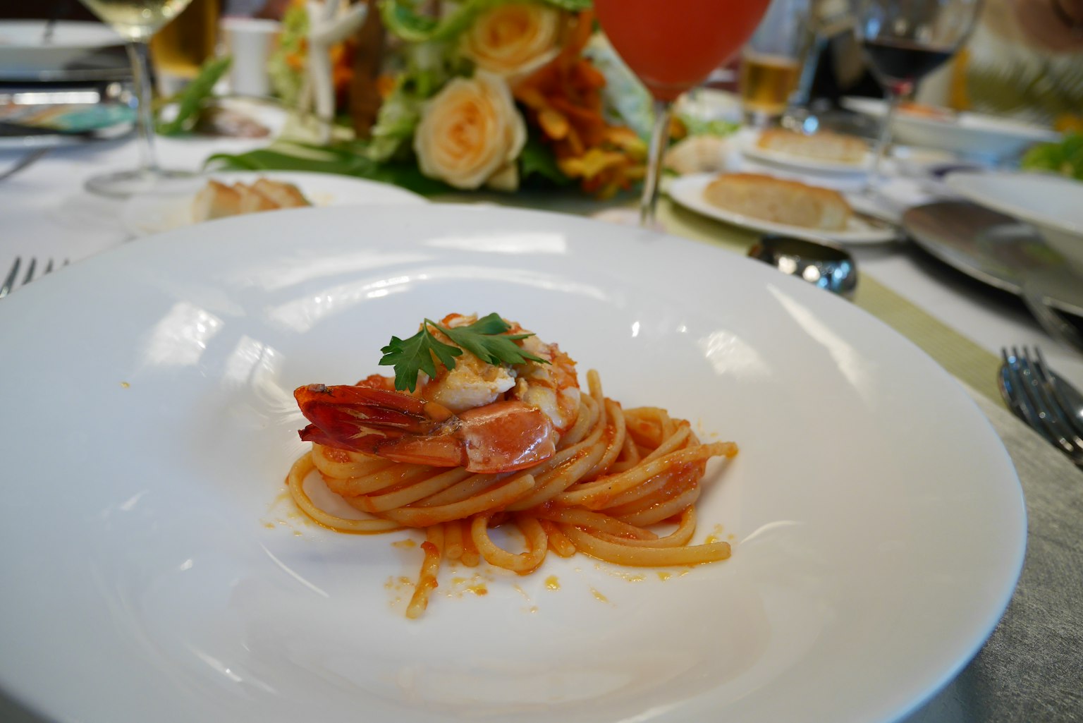 Un piatto di pasta ai gamberi con salsa di pomodoro e erbe