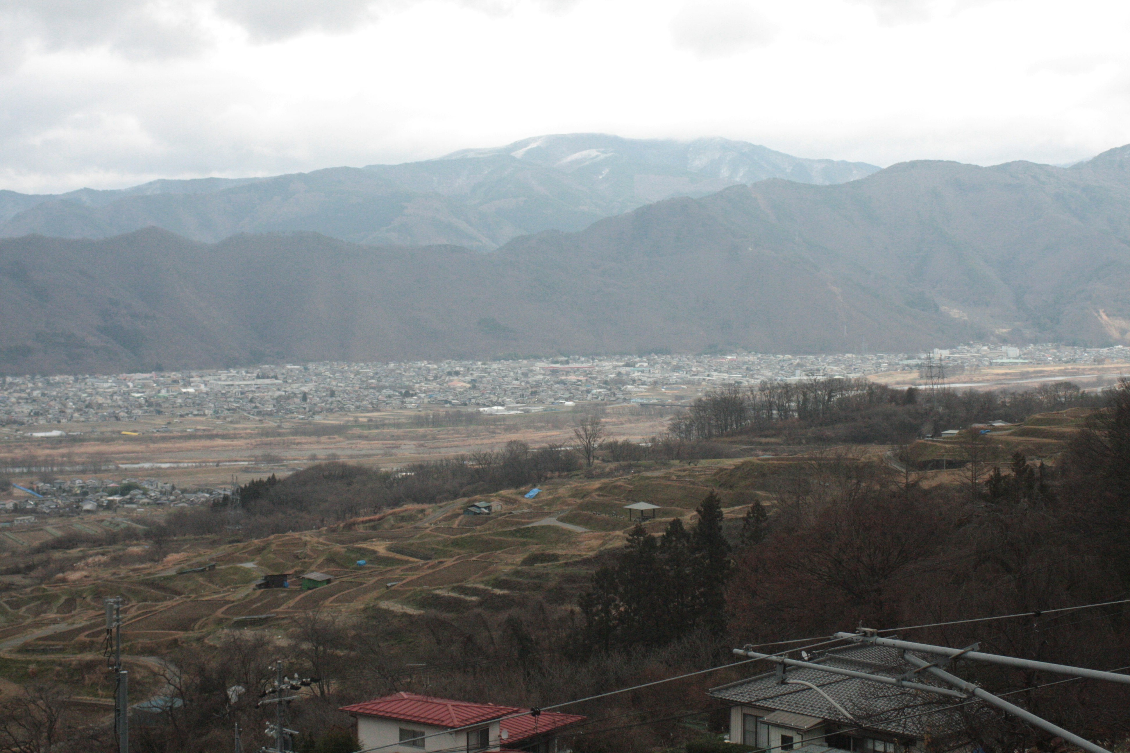 雲霧繚繞的山脈全景