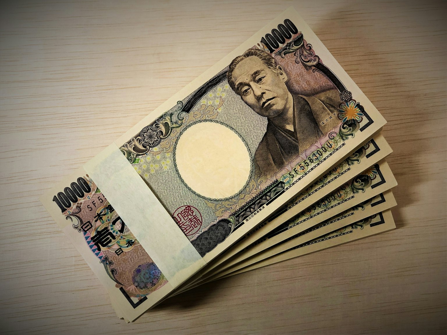 Mazzo di banconote da 10000 yen giapponesi su una superficie chiara