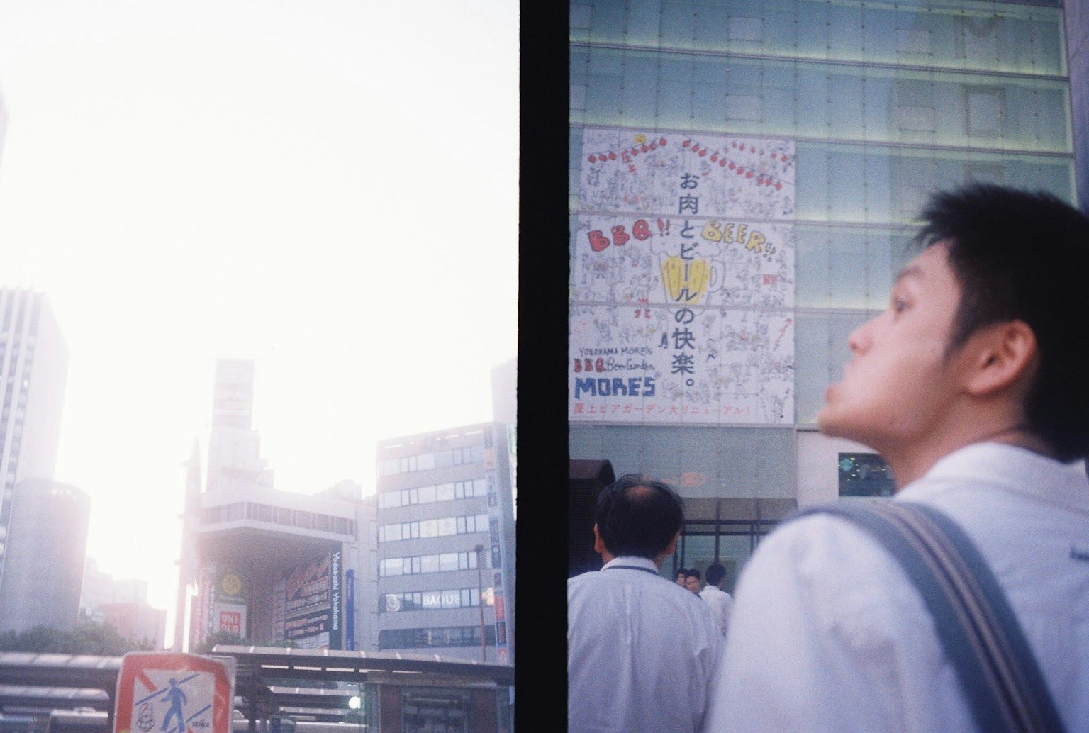 Paysage urbain avec un homme regardant vers le haut sur fond de coucher de soleil