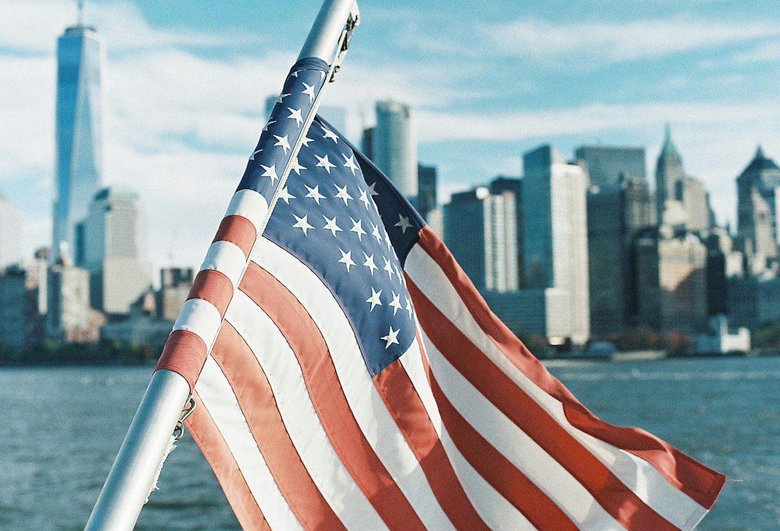 Amerikanische Flagge weht vor der Skyline von New York