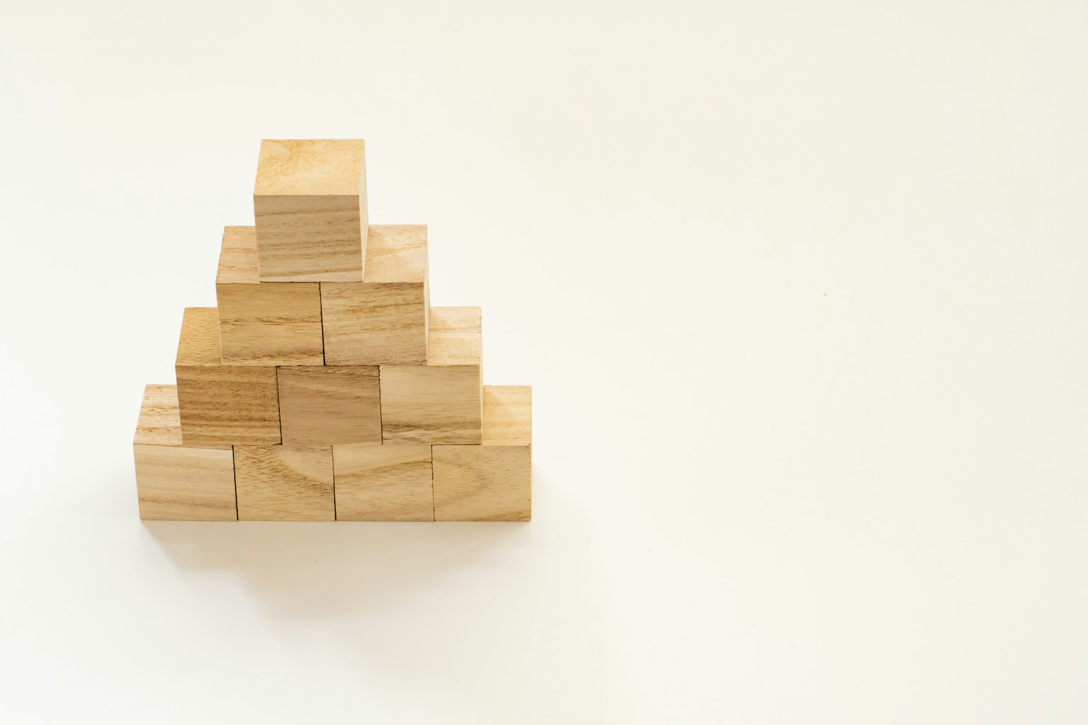 Pyramidenshape aus Holzblöcken