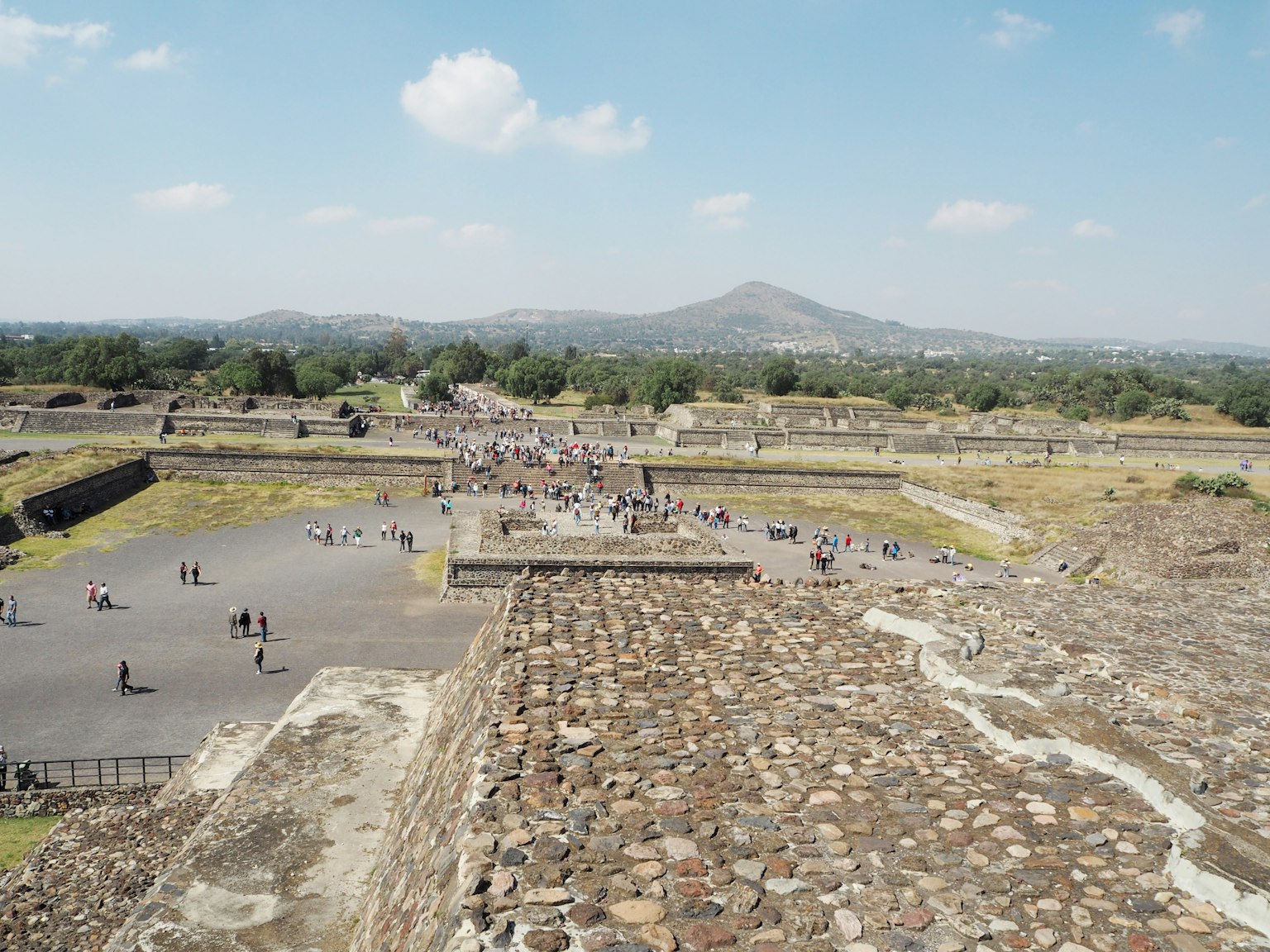 Cảnh từ Kim tự tháp Mặt Trời tại Teotihuacan với nhiều du khách nhìn thấy