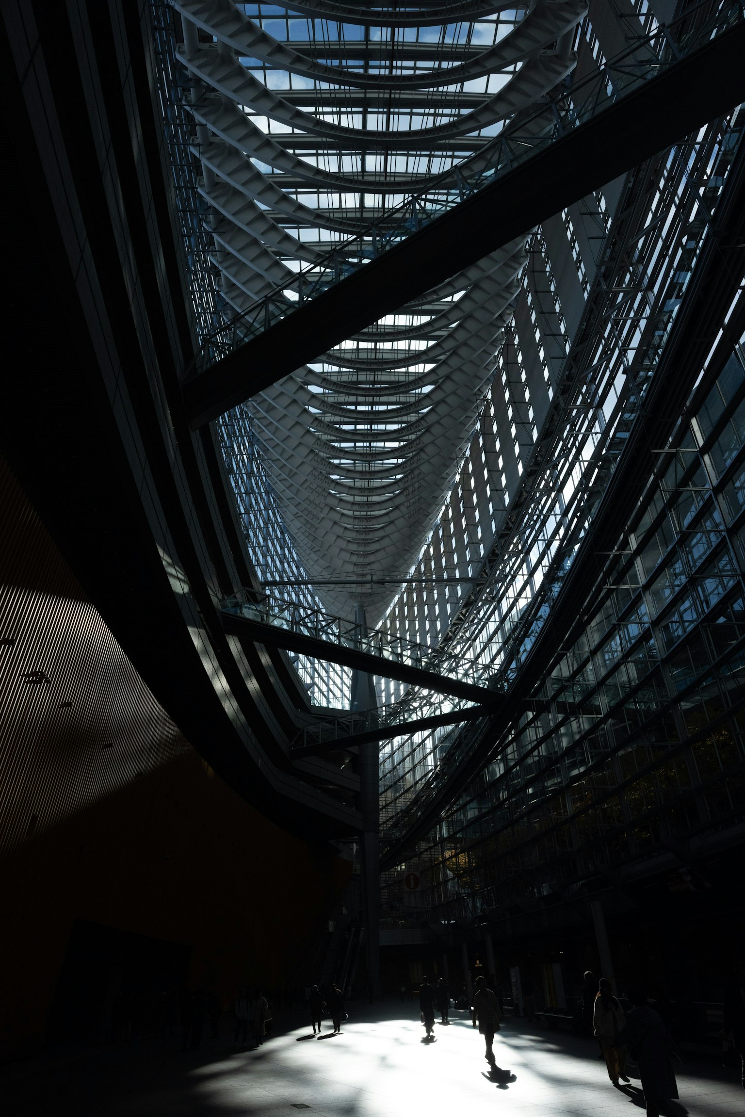 Vista interna di un edificio moderno che mostra contrasti di luce e ombra