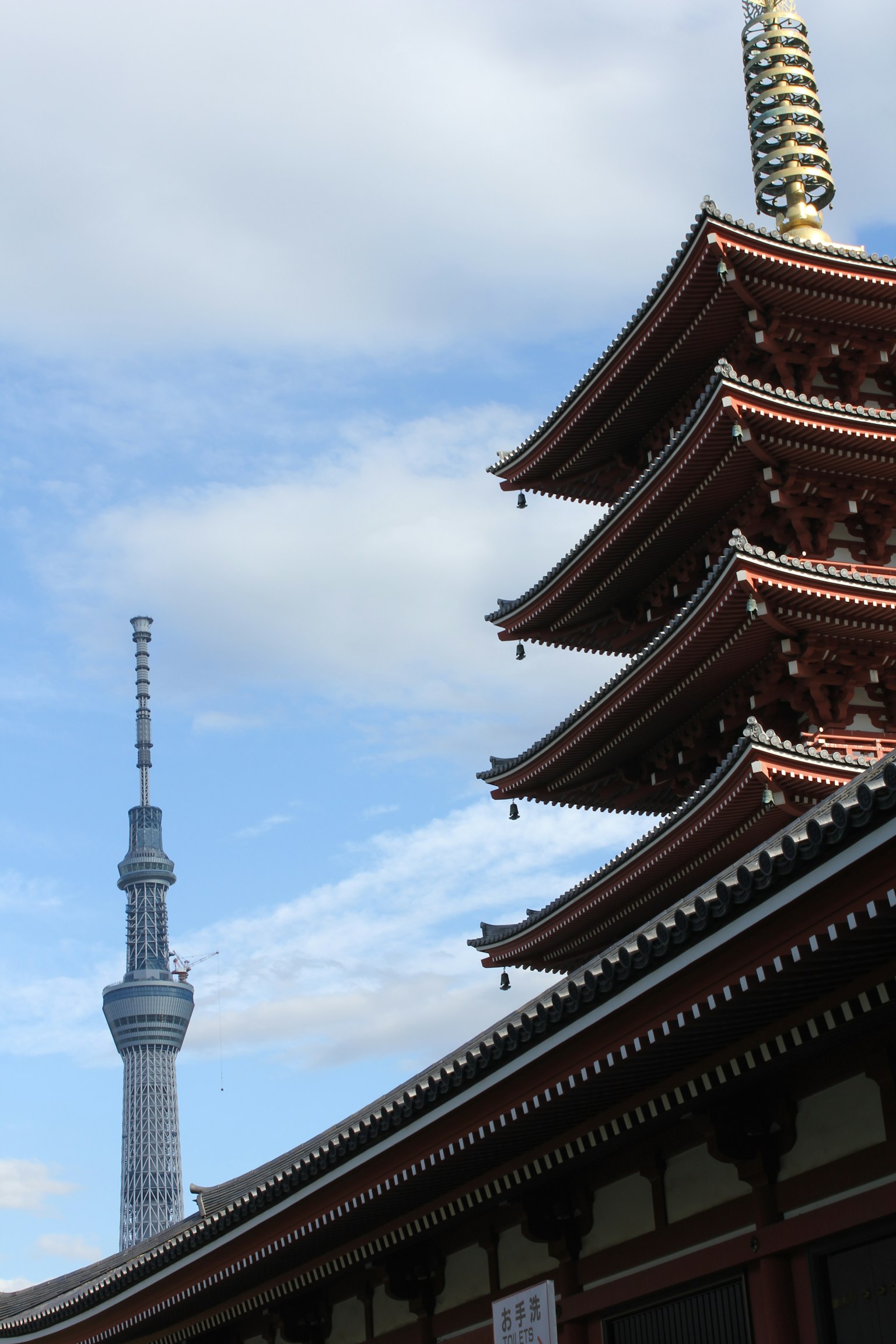 東京晴空塔在淺草寺五層寶塔後方的景觀