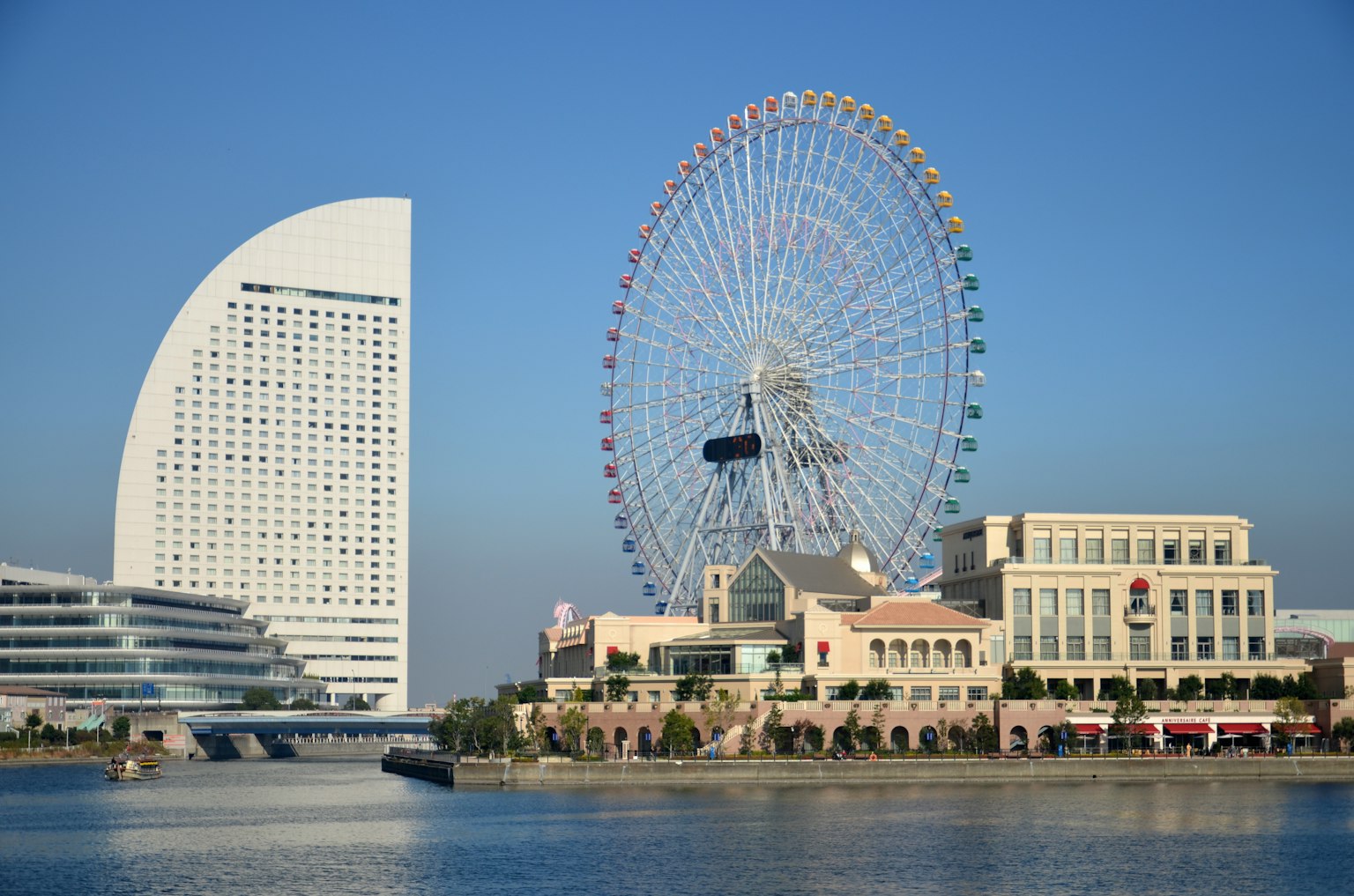 Paysage de Yokohama avec une grande roue et une architecture moderne