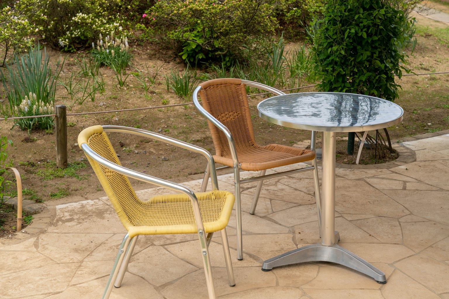 정원에 있는 금속 테이블과 의자 세트