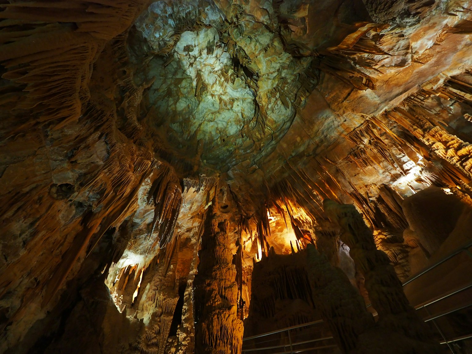 Innenansicht einer Höhle mit beeindruckenden Stalaktiten und Stalagmiten