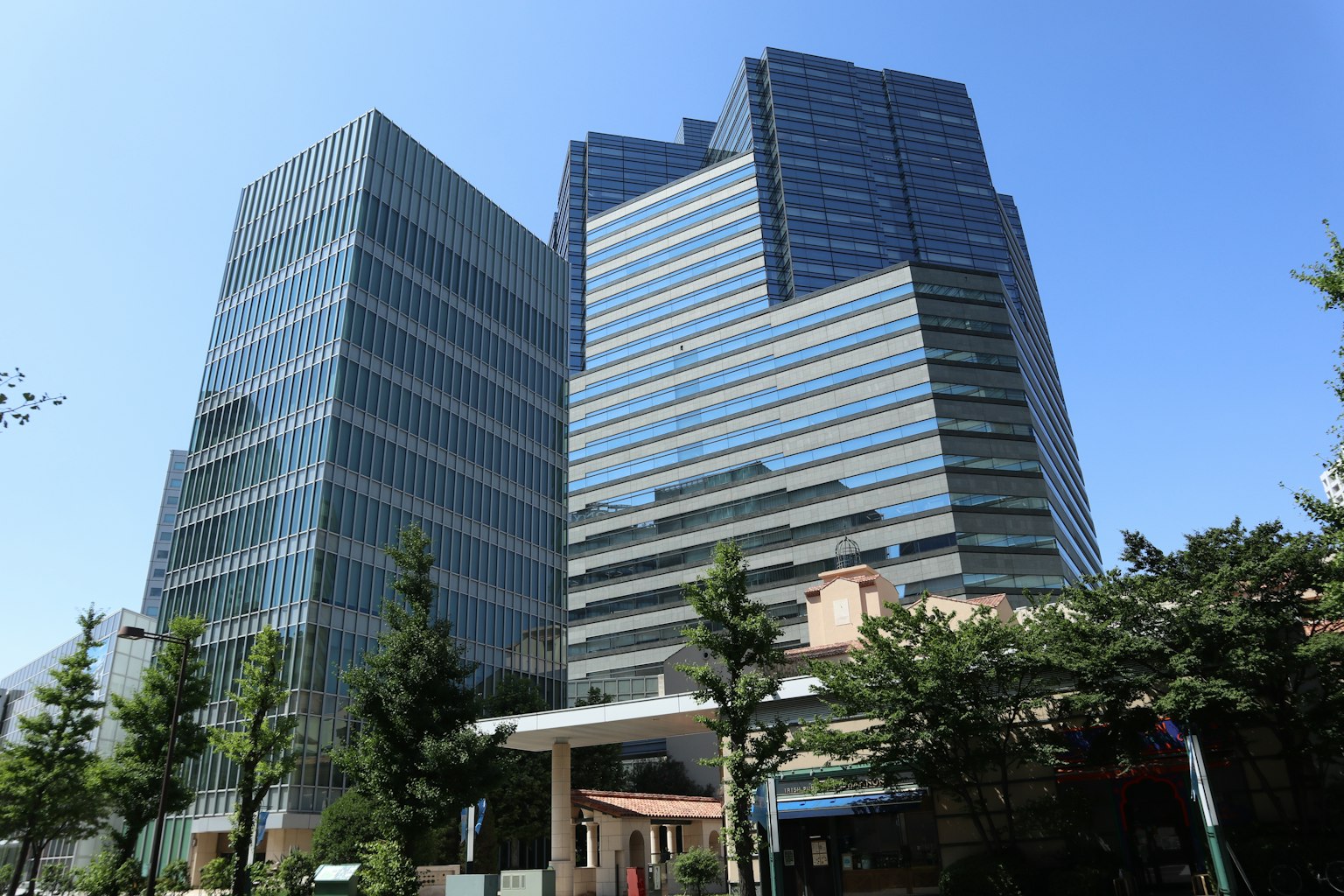 맑은 파란 하늘 아래의 현대적인 고층 건물