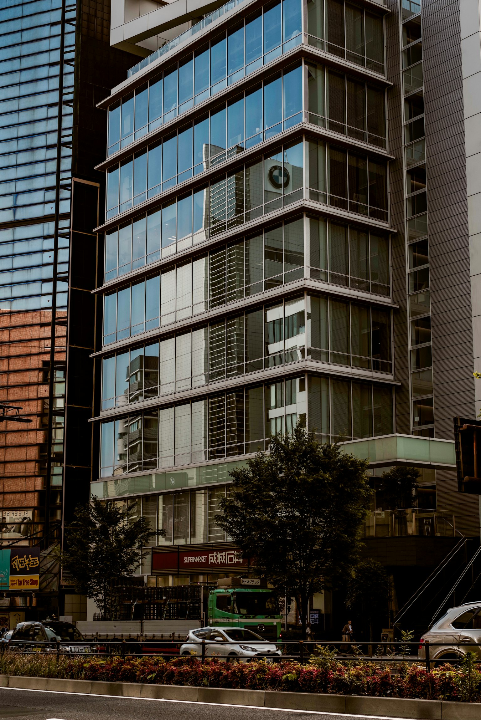 Facciata di un edificio moderno in un paesaggio urbano