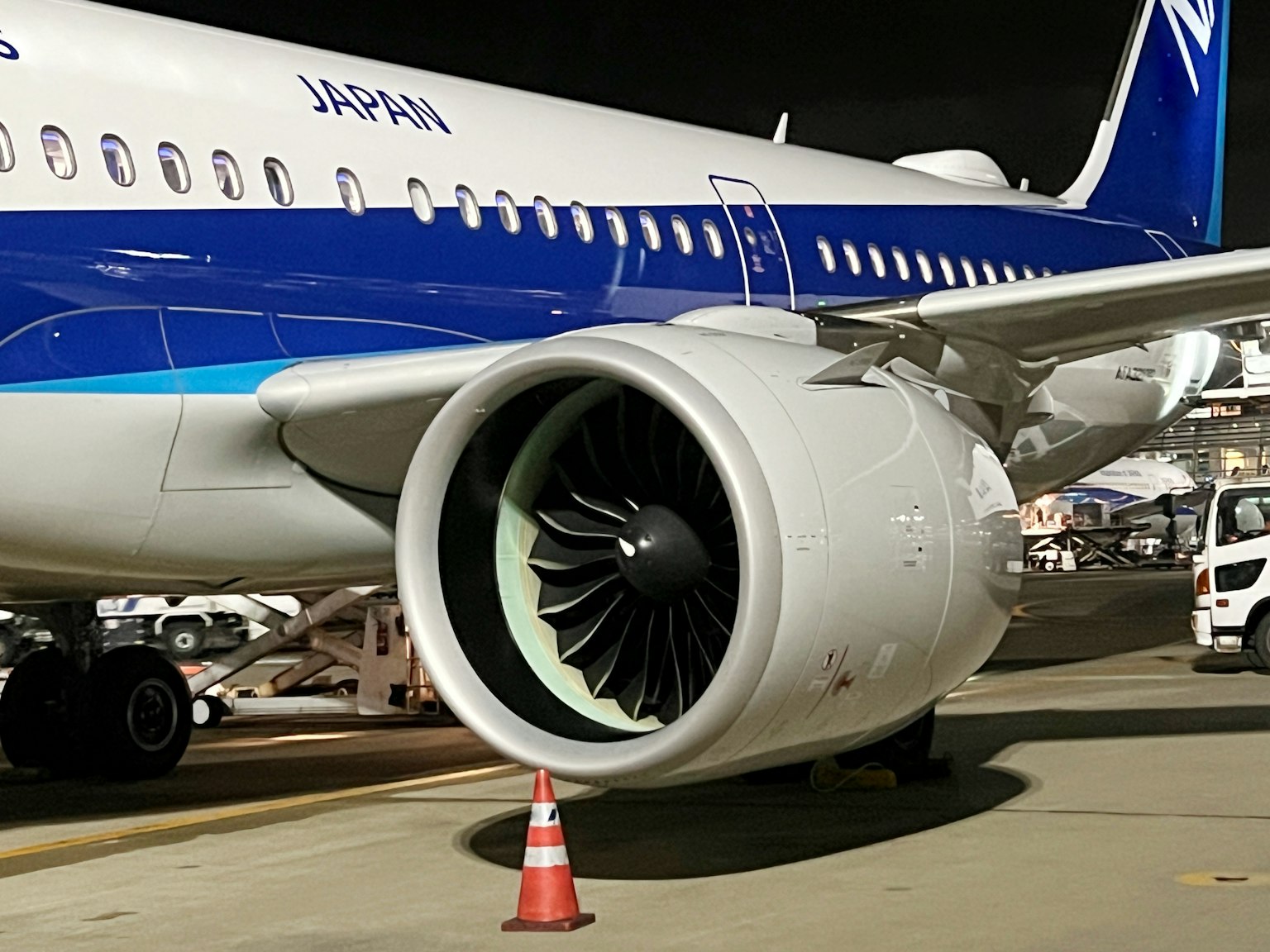 Triebwerk und Rumpf eines japanischen Flugzeugs bei Nacht