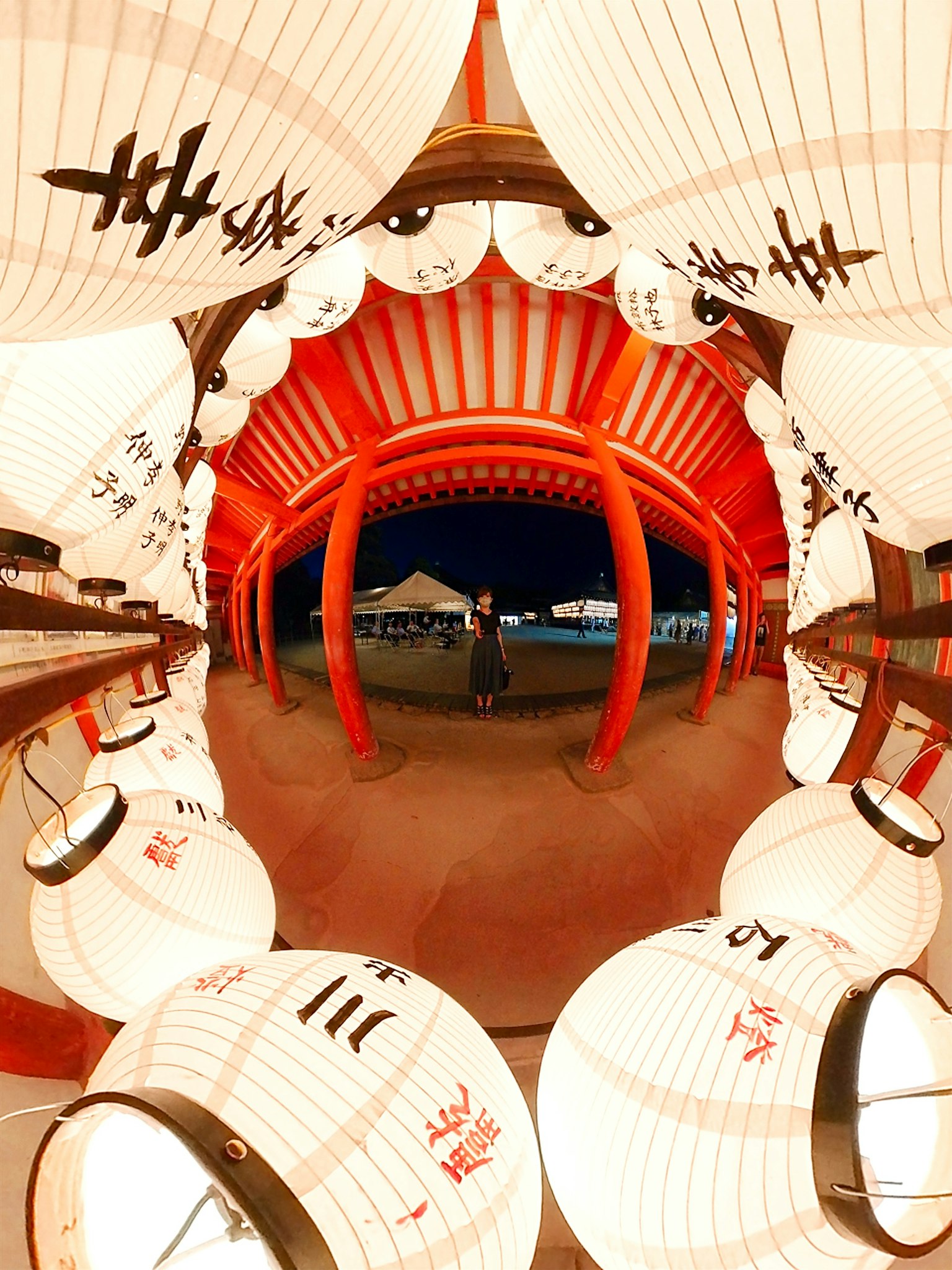 紅色燈籠隧道與夜空背景