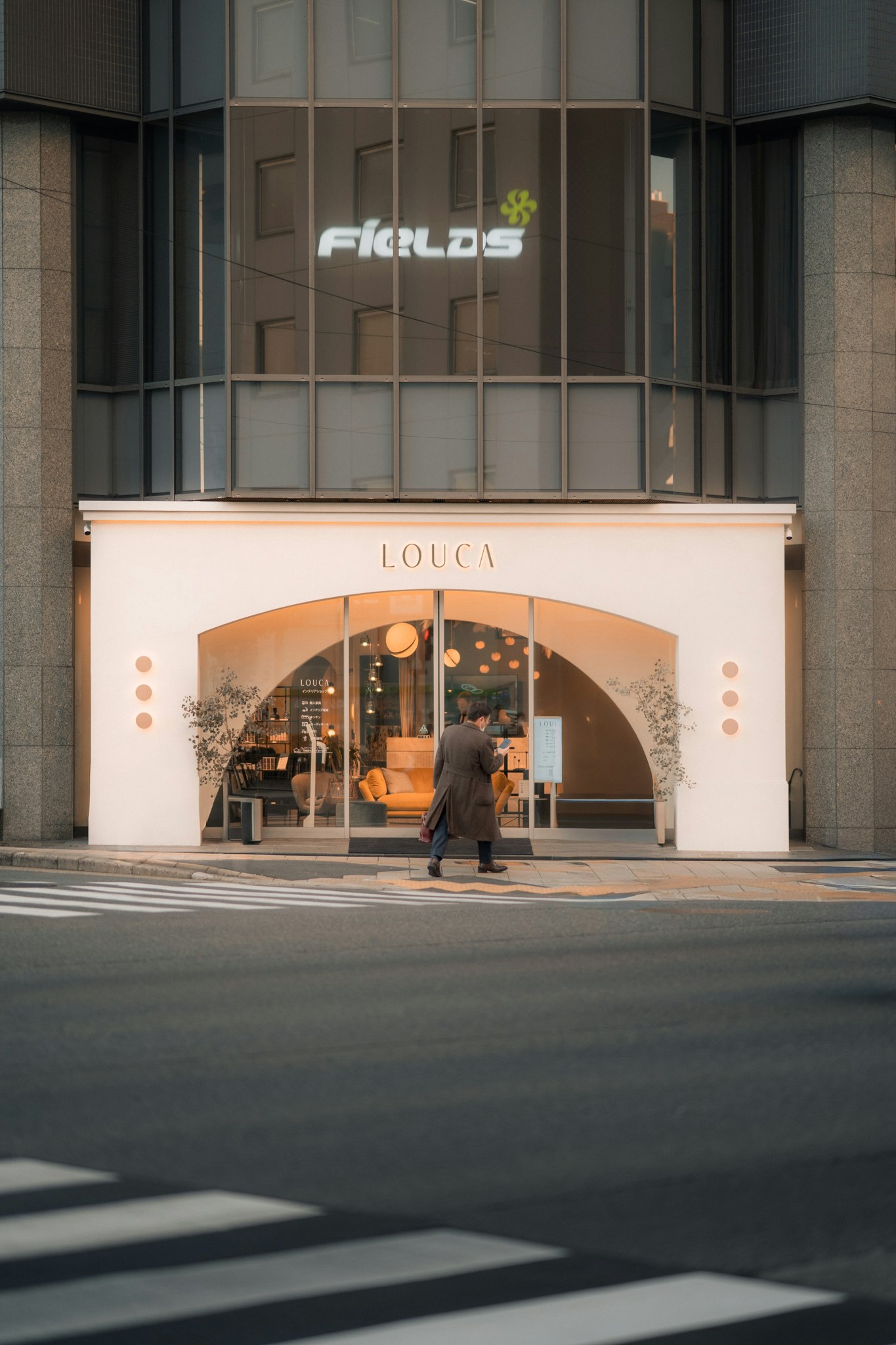 アーチ型の入口のある店舗外観とガラス張りのショーウィンドウ