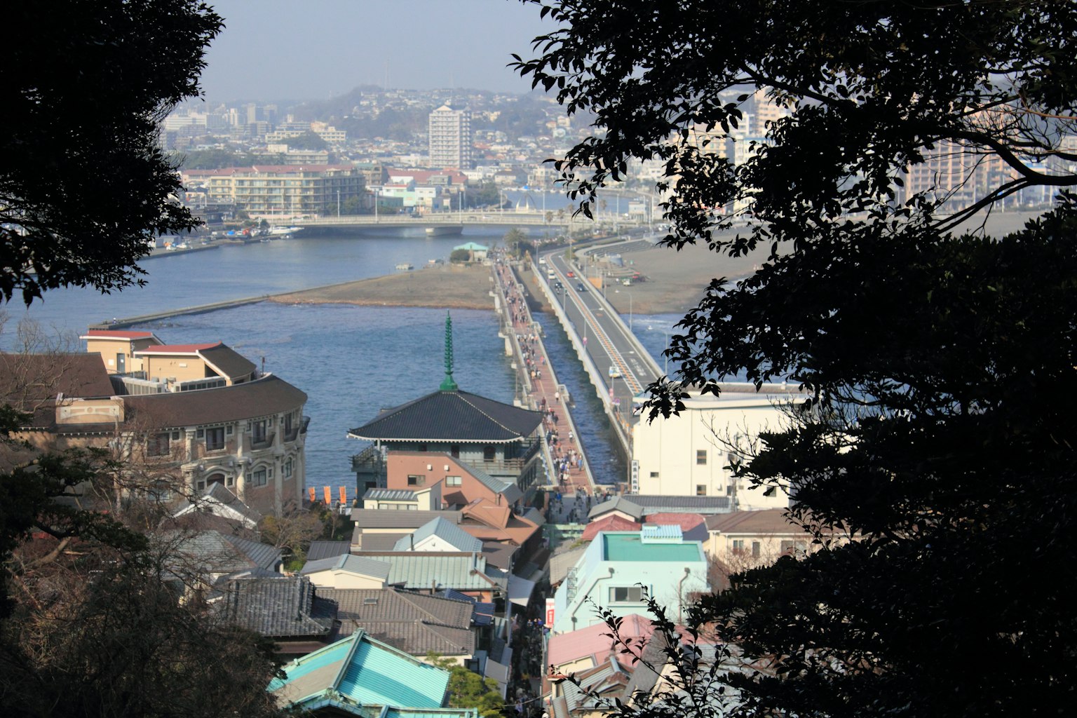 Vista panorámica de un puente y edificios históricos rodeados de mar y ciudad