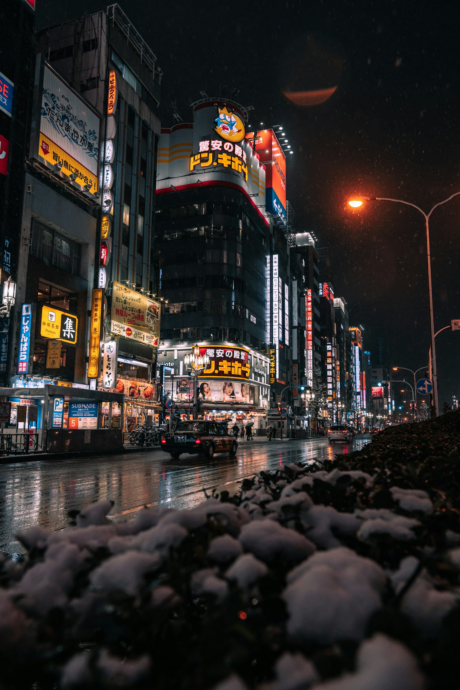 夜晚的城市街道，雪和霓虹燈
