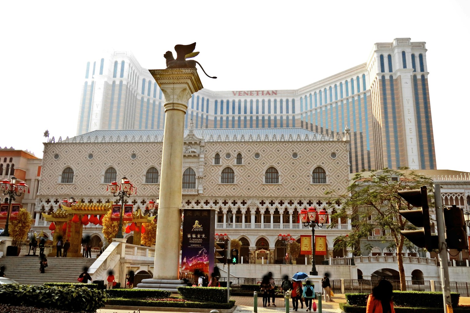 Khung cảnh bên ngoài khách sạn Venetian với cột biểu tượng