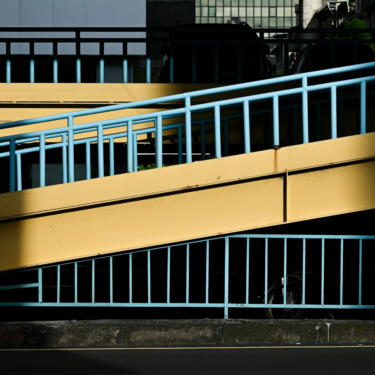 Image d'un pont piétonnier avec des couleurs bleu et jaune distinctives