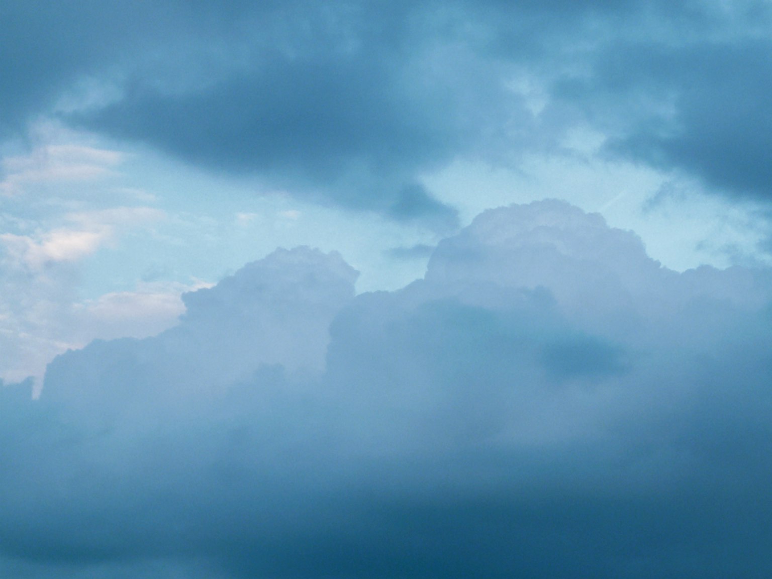 Beau dégradé de nuages contre un ciel bleu