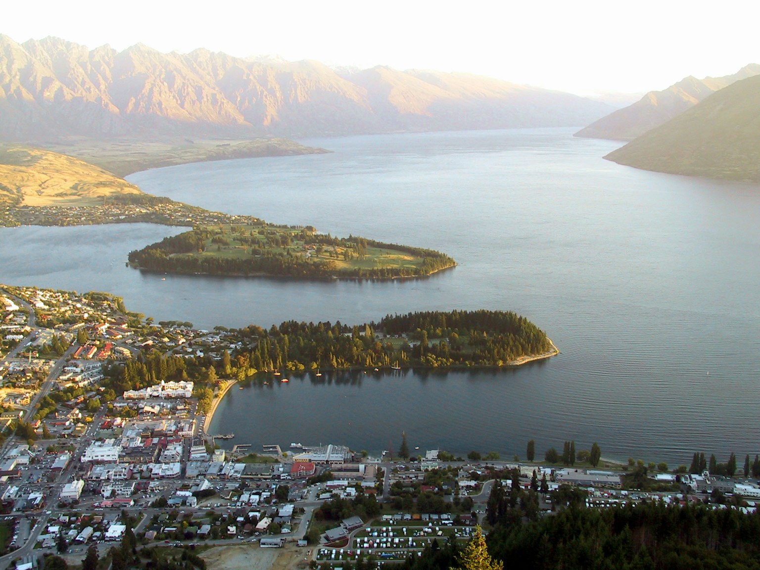 Pemandangan indah Danau Wakatipu dan pegunungan di Queenstown
