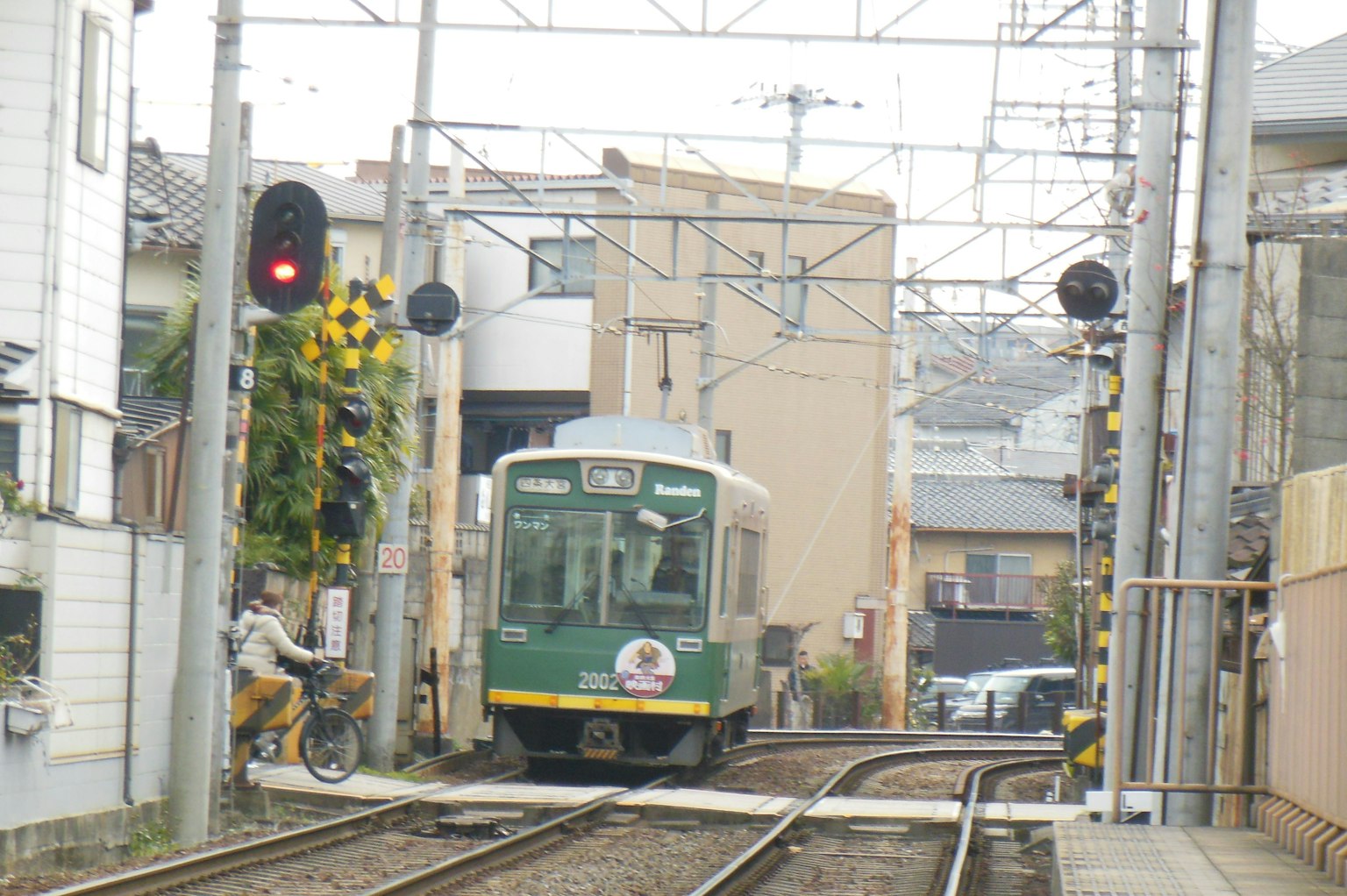 綠色電車經過有交通信號的城市街道