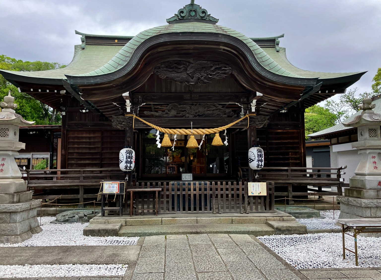 传统日本神社建筑和精美的屋顶设计